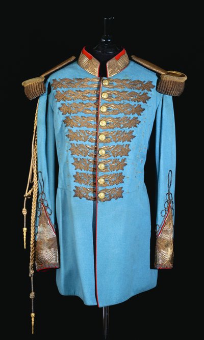 En persisk hoffuniform av pudderblått ullstoff brodert i forgylt tråd, forgylt bullion-epaulletter, fôret i skarlagensrød sateng (ull, forgylt tråd, sateng) av Persian School