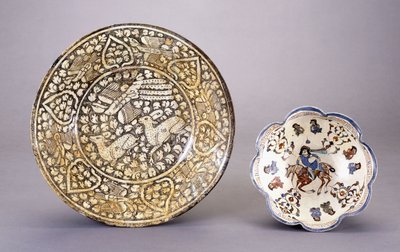 En Sultanabad keramikkfat, som viser to sittende hjort blant tette bladmotiver, 1300-tallet av Persian School