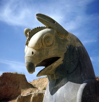 En griffon, legendarisk skapning halvt ørn, halvt løve. Kolonne av Apadana, stor rettssal, overvunnet av disse hovedstedene, palasset til Darius I, Persepolis, Iran. av Persian School
