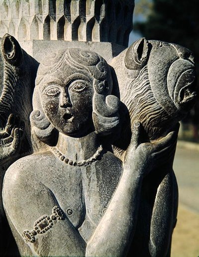 Detalj av en figur som holder en løve, Safavid-dynastiet (stein) av Persian School