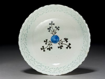 Gombroon Bowl, Iran, Safavid-perioden, (steinpasta med gjennomhullet dekor og svart underglasur) av Persian School