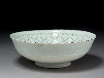 Gombroon Bowl, Iran, Safavid-perioden (steinpasta med gjennomhullet dekor og svart underglasur) av Persian School