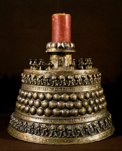 Islamsk kunst: bronselysestake med sølvinnlegg. Persisk kunst fra 1100-tallet. Kairo, museum for islamsk kunst av Persian School