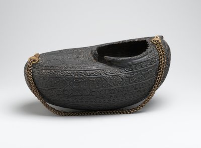 Kashkul, eller tiggerskål, med portrett av dervisjer og en montert falkoner, Iran, 1880 (coco de mer skall og kjede) av Persian School