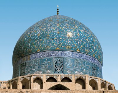 Persisk arkitektur (Safavid): kuppelen til den kongelige moskeen (eller Masjid I-Shah): detalj av keramikken fra inngangen. 1612-1630. Isfahan (Isfahan eller Espahan, Esfahan), Iran. av Persian School