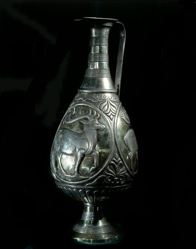 Persisk kunst: sølvkaraffel dekorert av medaljonger som representerer hjort. 5.-7. århundre. Privat samling av Persian School