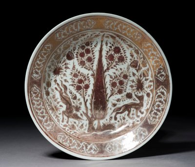 Plate, Iran, sent på 1600-tallet (steinpasta med gullglans over blå glasur) av Persian School