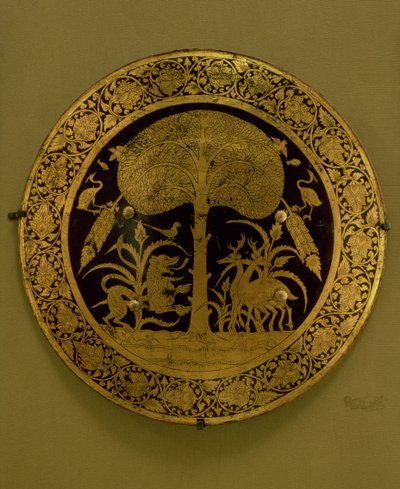 Tallerken med en kant av stiliserte blomster rundt en scene med eksotiske dyr under et spredende tre (forgylt bronse) av Persian School