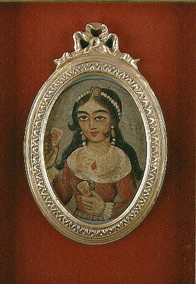 Qajar bysterundell som viser en utsmykket kvinne (olje på lerret) av Persian School