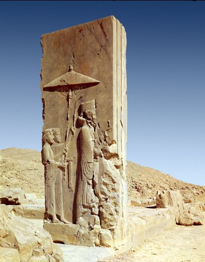 Relieff i Hall of a Hundred Columns som viser kong Xerxes I (ca. 519-465 f.Kr.) som forlater salen, Achaemenian Period av Persian School