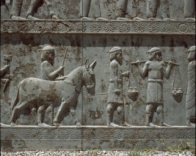 Underdanige folk bringer gaver til Darius I. Relieffer av den østlige trappen til Apadana, 600-tallet f.Kr. av Persian School