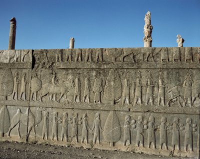 Underdanige folk tilbyr gaver til Darius I. Relieffer av den østlige trappen til Apadana, 600-tallet f.Kr. av Persian School
