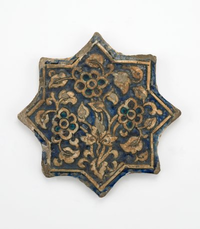 Flis i åttespisset stjerneform, Il-Khanid-perioden, 1256-1335 (steinpasta, støpt og malt under gjennomsiktig glasur) av Persian School