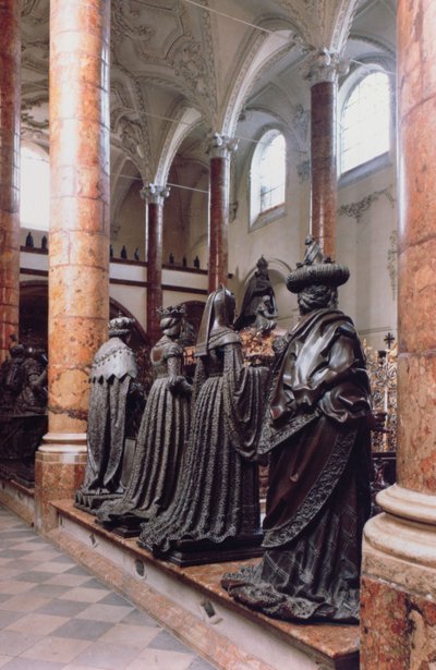 Graven til Maximilian I (1459-1519) utsikt over fire bronsefigurer av sørgende, muligens forfedre, slektninger eller samtidige, designet tilskrevet Gilg Sesselschreiber av Peter (workshop of) Vischer