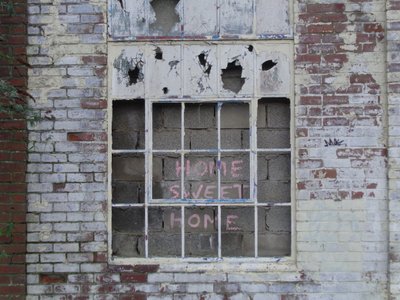 NEWCASTLE HOME-SWEET-HOME, 2016, (FOTO) av Peter McClure
