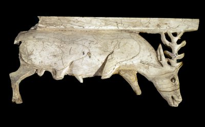 Fønikernes sivilisasjon: ornament av en kongelig elfenbenseng i form av en hjort, fra stedet til Arslan Tash (Syria). 9. århundre f.Kr. Sol. 12,5 cm Musée du Louvre, Paris av Phoenician