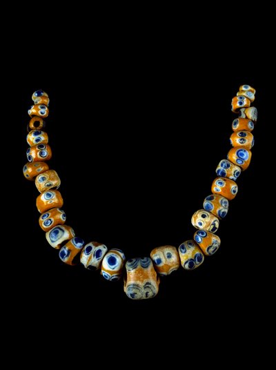 Fønikisk kunst: Halskjede i glasspasta. 4.-3. århundre f.Kr. Diam 28 cm arkeologisk museum i Villa Giulia Roma av Phoenician