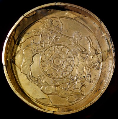 Fønikisk kunst: gullfat dekorert kongelig jaktscene. Fra Ras Shamra (Ugarit eller Ougarit) 1300-tallet f.Kr. Diameter 19 cm Paris, Louvre-museet av Phoenician