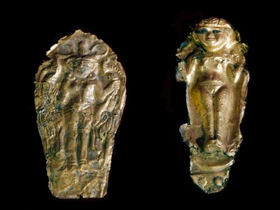 Fønikisk kunst: to gullstatuetter hamrer til venstre gudinnen Ishtar (Inanna eller Astarte) på en tallerken, til høyre, en fruktbarhetsgudinne med løftede armer fra stedet for Tink El Beida, Syria. 1400-tallet-1100-tallet f.Kr. Paris Louvre-museet av Phoenician