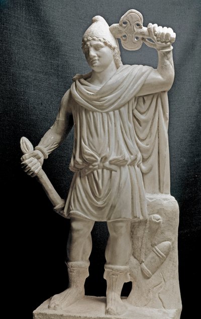 Fønikernes sivilisasjon: Mithraisk guddommelighet som holder en fakkel og en dobbel øks. 2. eller 3. århundre e.Kr. Marmor skulptur. Dim. 87 cm. Paris, Louvre-museet av Phoenician Phoenician