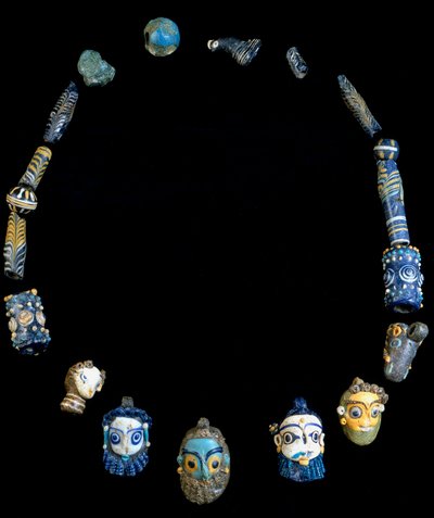 Halskjede i glasspasta med anheng som viser skjeggete hoder, opprinnelig fra Olbia, nå bevart ved National Archaeological Museum of Cagliari av Phoenician Phoenician