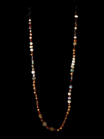 Fønikisk sivilisasjon: halskjede av gull, sølv, karneol og glasspasta. Dim. 97 cm 6. århundre f.Kr. Museum i Cartagena, Spania av Phoenician School