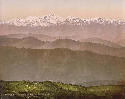 Darjeeling. Kinchinjunga and the Snows fra Kutcherry Hill av Photoglob Co. (Zurich, active c. 1890 1910)