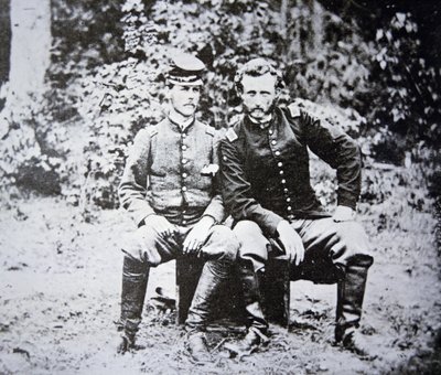 Portrett av løytnant George A. Custer (1839-1876) (hattløs) med sin POW-løytnant Washington fra den konfødererte hæren, tatt til fange i mai 1862 (s/hv-foto) av Photographer American