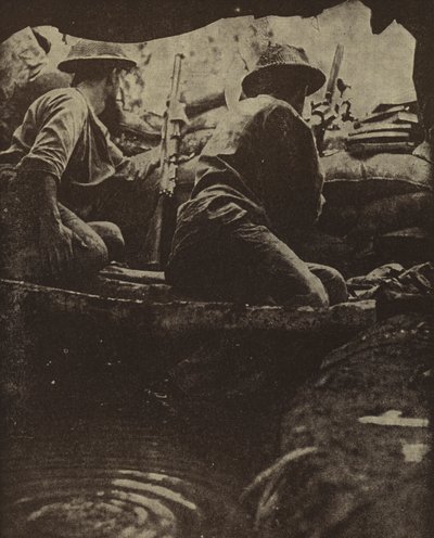 Australske soldater i en vannfylt geværgrop, Sanananda, New Guinea, andre verdenskrig av Photographer Australian