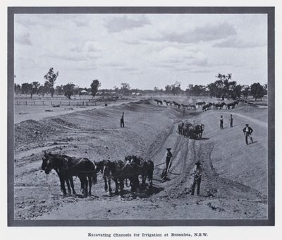 Utgraving av kanaler for vanning i Berembea, NSW (s/hvitt-bilde) av Photographer Australian