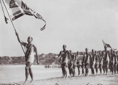 Lifesavers' March Past, en kjent scene på enhver australsk strand (s/hv-bilde) av Photographer Australian
