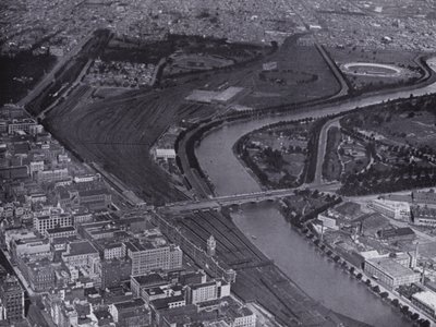 Melbourne: En luftfoto av Jolimont Railway Yards og elven Yarra, som viser en liten del av byen og Richmond i det fjerne (s/hv-bilde) av Photographer Australian