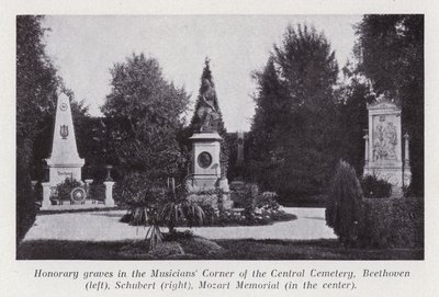 Æresgraver i Musikerhjørnet på Central Cemetery, Beethoven (til venstre), Schubert (til høyre), Mozart-minnesmerket (i midten) (s/hv-bilde) av Photographer Austrian