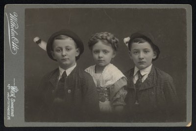 Portrett av tre østerrikske barn (s/hvitt bilde) av Austrian Photographer