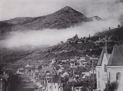 Generell utsikt over Rossland, som viser Le Roi-gruven (s/hv-bilde) av Photographer Canadian