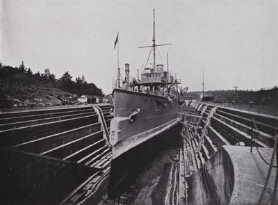 HMS "Flora," i Dock, Esquimalt, British Columbia (s/hvitt bilde) av Photographer Canadian