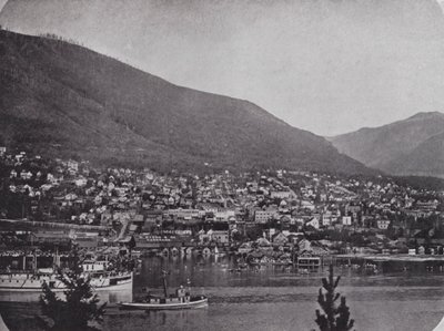 Nelson, fra over Kootenay-elven (s/hvitt-bilde) av Photographer Canadian