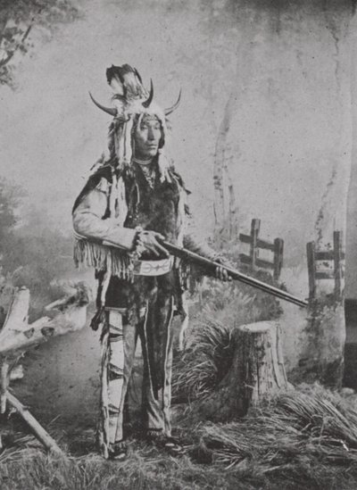 Stony indianer i krigsdrakt (s/hvitt bilde) av Photographer Canadian