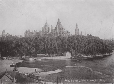 Parlamentsbygningene, Ottawa, fra Nepean Point (s/hvitt bilde) av Photographer Canadian
