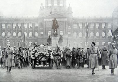 Tsjekkiske tropper følger president Thomas Masaryk i Praha, 25. desember 1918 (s/hvitt-bilde) av Photographer Czech