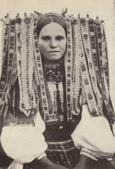 Tsjekkisk kvinne som har på seg en hodeplagg av bånd der hvert bånd angir en frier hun nektet i ekteskapet (s/hv-bilde) av Photographer Czech