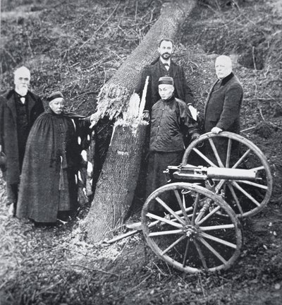 Hiram Maxim demonstrerer kraften til våpenet sitt for kinesiske myndighetspersoner (s/hvitt-bilde) av Photographer English
