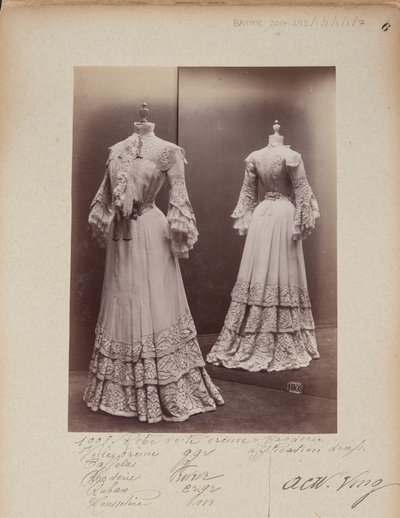 Albumside: House of Worth, kostyme av Photographer French