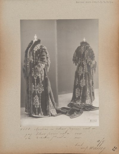 Albumside: House of Worth, Evening Coat av Photographer French
