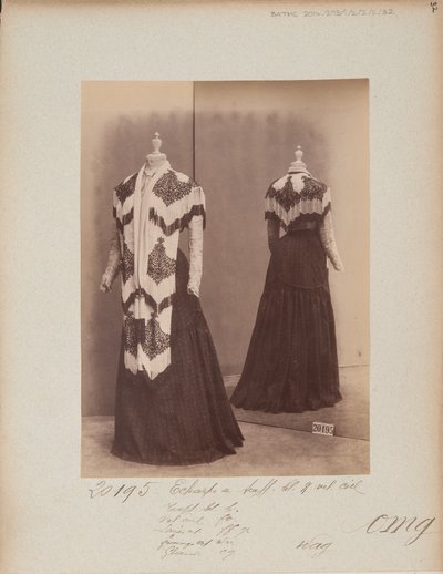 Albumside: House of Worth, Shoulder Cape av Photographer French