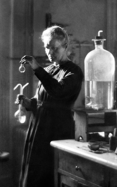Marie Curie i laboratoriet sitt i 1925 (s/h-bilde) av Photographer French