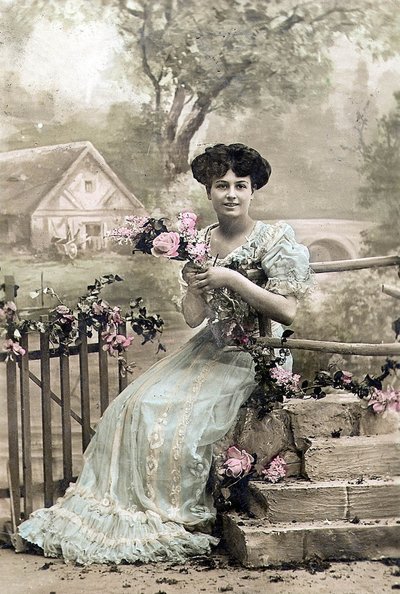 Kvinne med krans av blomster, postkort, ca. 1900 (håndfarget bilde) av Photographer French