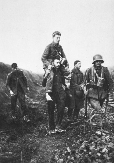 En tysk infanterisoldat med et såret ben blir båret fra kamp av engelske krigsfanger (s/hv-bilde) av Photographer German