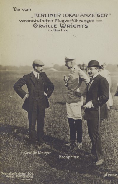 Den amerikanske flygeren Orville Wright chatter med kronprins Wilhelm av Tyskland under et besøk i Berlin (s/hv-bilde) av Photographer German
