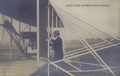 Den amerikanske flygeren Orville Wright inspiserer motoren til flyet sitt (s/hv-bilde) av Photographer German